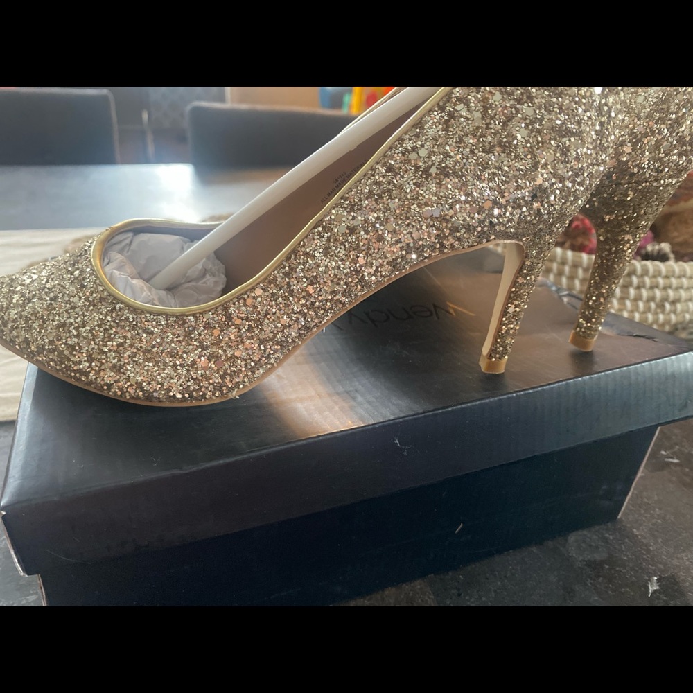 Wendy Williams gold heels, size 7, NEW